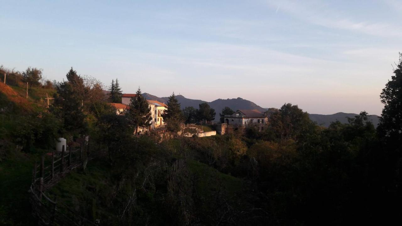Bed And Breakfast Humus Sapiens Castiglione Chiavarese Exterior photo